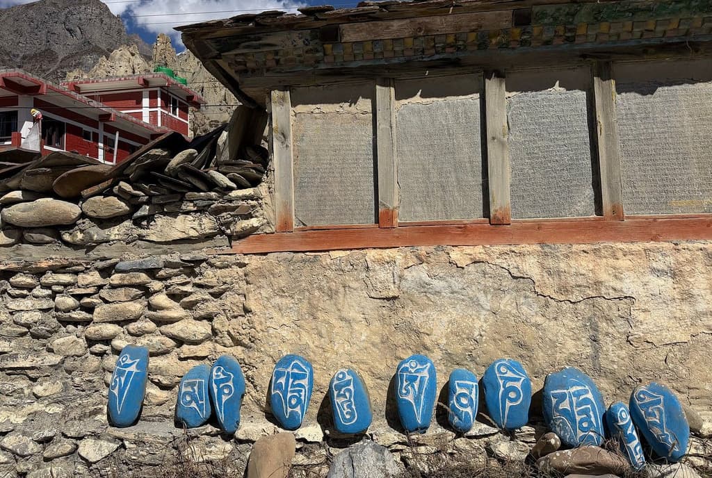 Mani walls and stones in Annapurna Circuit
