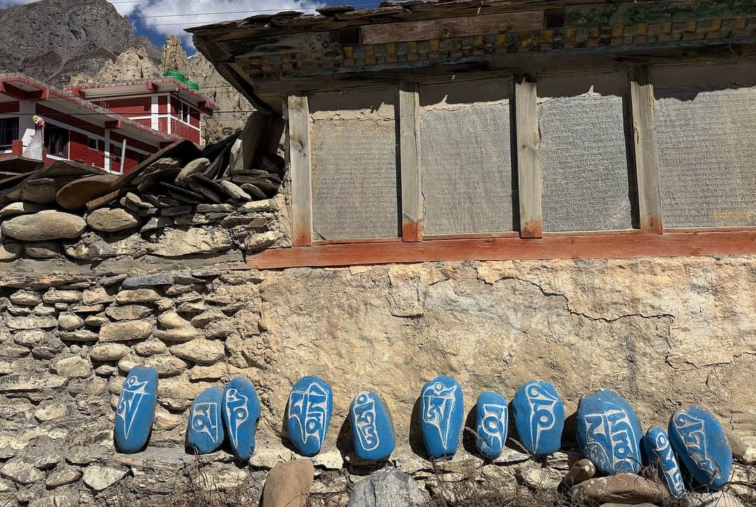 Mani walls and stones in Annapurna Circuit