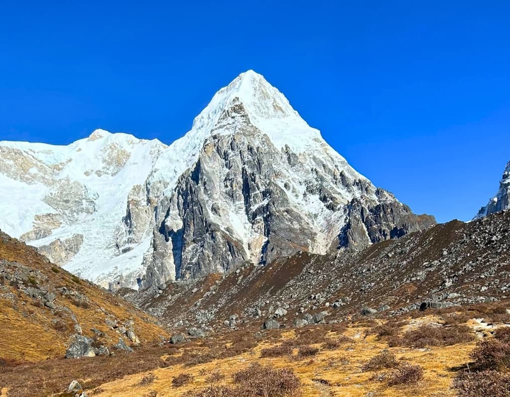 Where is Mount kanchenjunga Located?