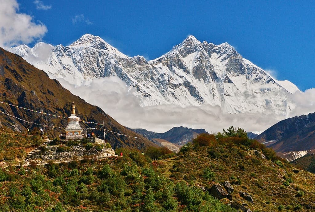 Trek to Tengbuche with beautiful Stupa and Mountain