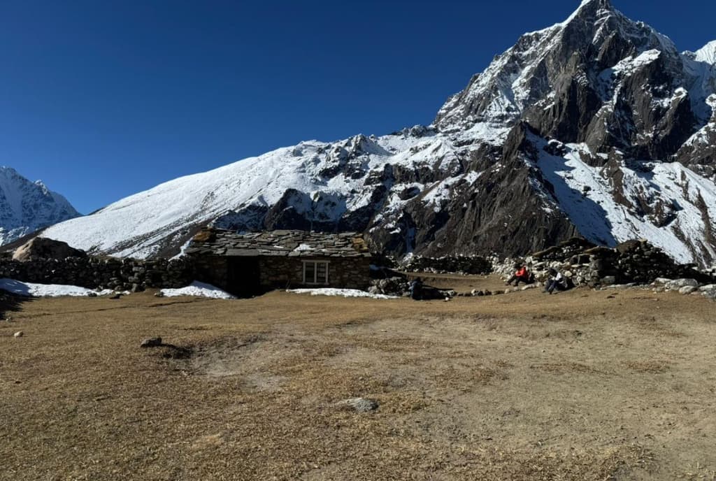 Small huts between Dingboche and Thukla